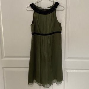 Elegant women’s silk dress in stunning green! Size 10.